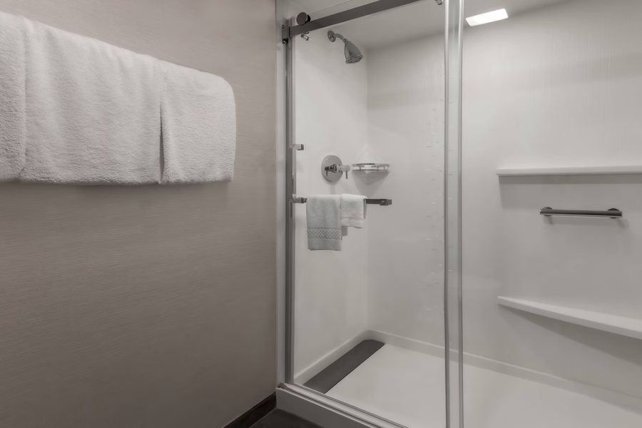 Courtyard by Marriott Boulder — Bathroom
