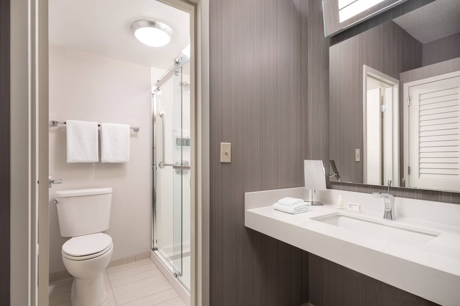 Courtyard by Marriott Boulder Longmont — Bathroom