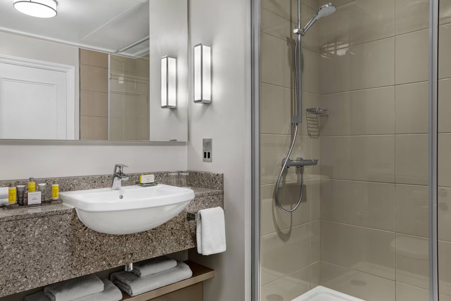 Courtyard by Marriott Bristol — Bathroom