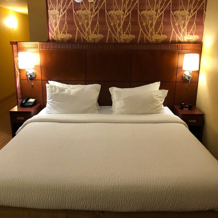 Courtyard by Marriott Bristol — Guest room