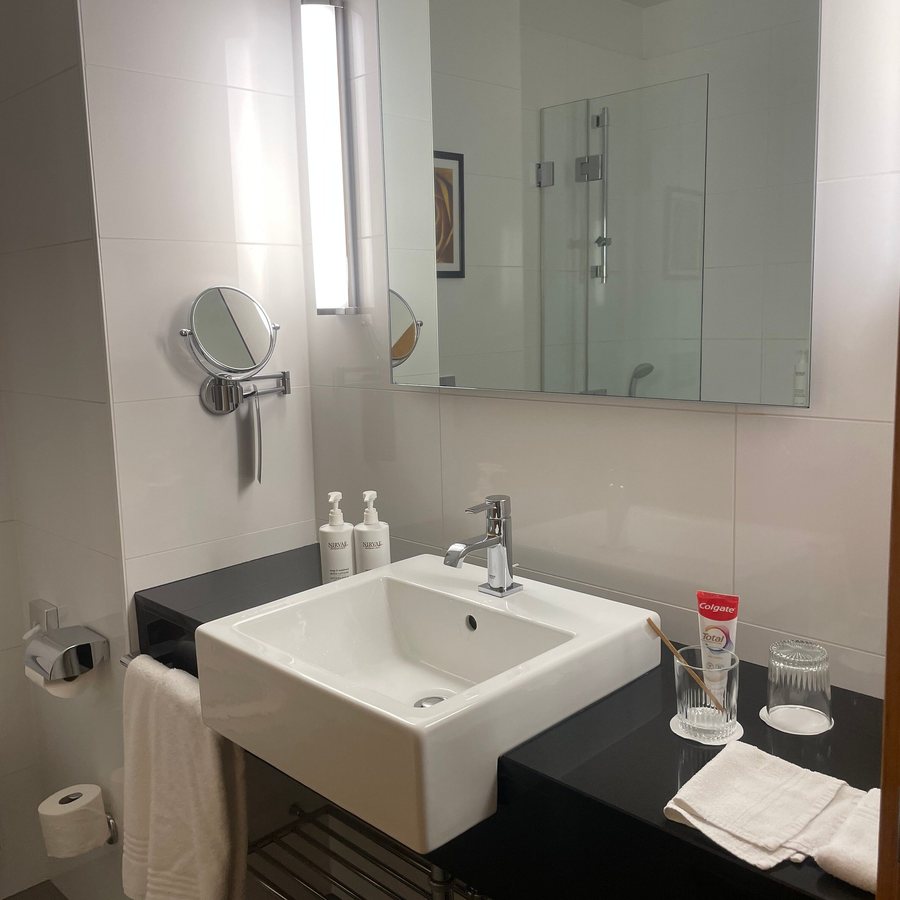 Courtyard by Marriott Budapest City Center — Bathroom