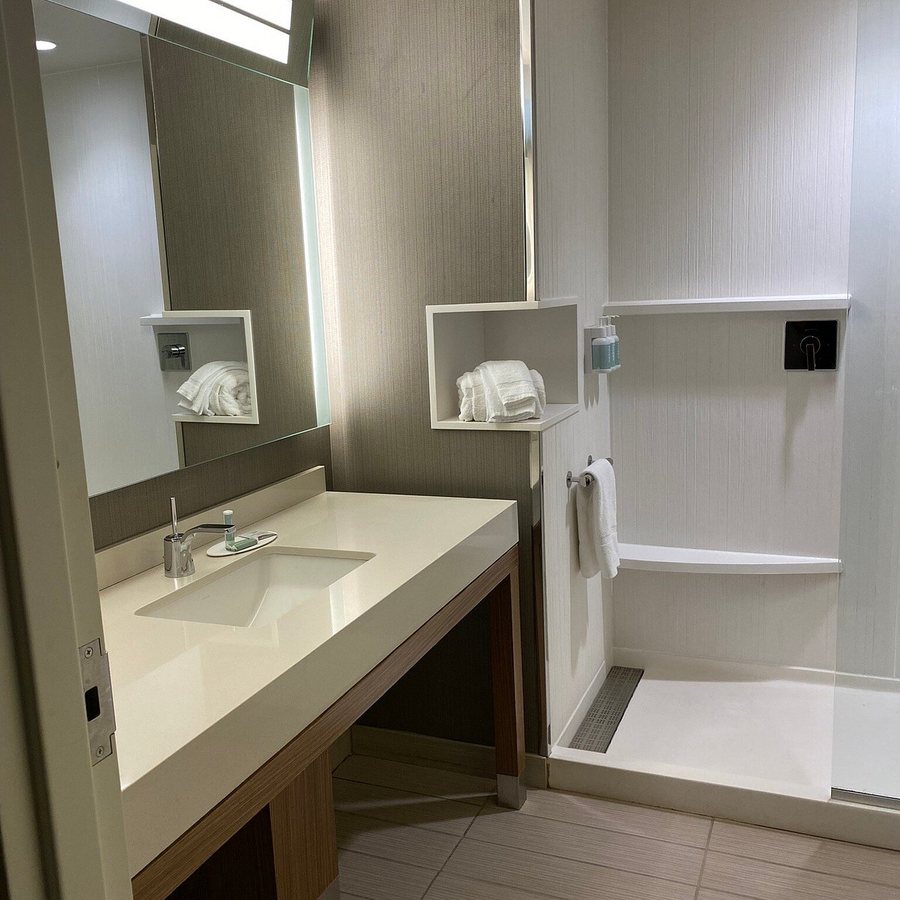 Courtyard by Marriott Buffalo Airport — Bathroom