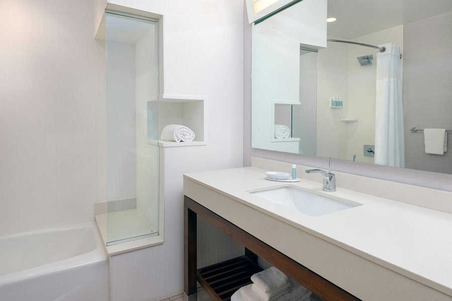 Courtyard by Marriott Buffalo Downtown Canalside — Bathroom