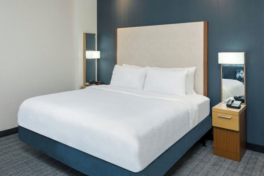 Courtyard by Marriott Buffalo Downtown Canalside — Guest room