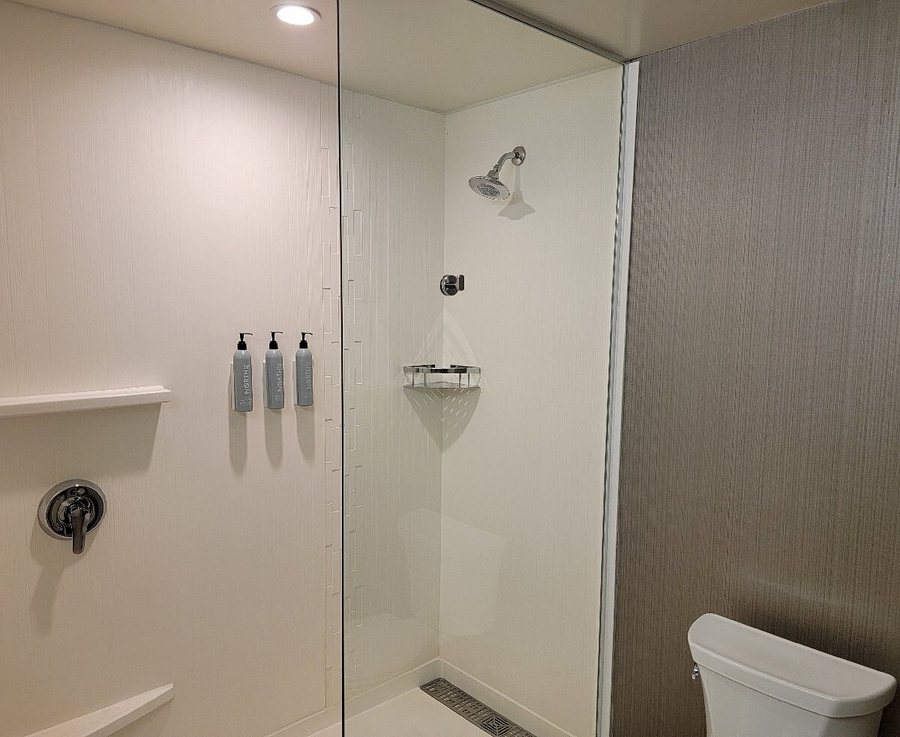 Courtyard by Marriott Burlington — Bathroom