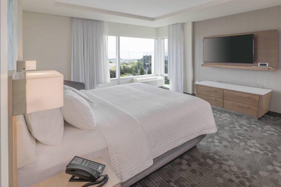 Courtyard by Marriott Burlington — Guest room