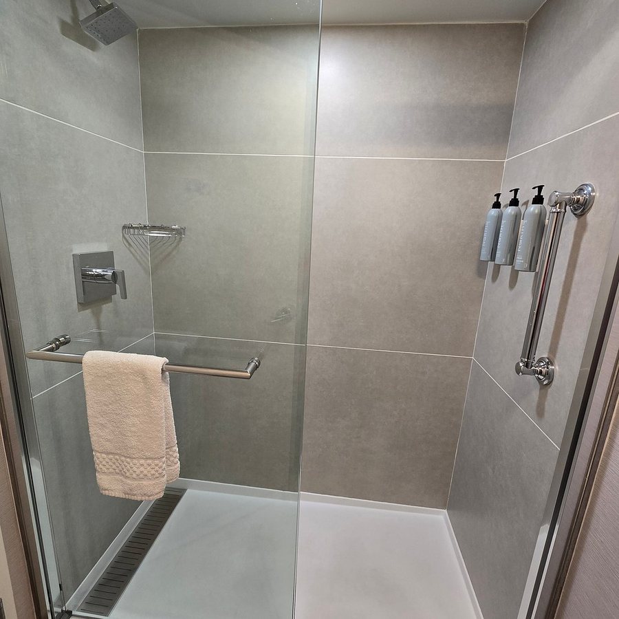 Courtyard by Marriott Burlington Williston — Bathroom