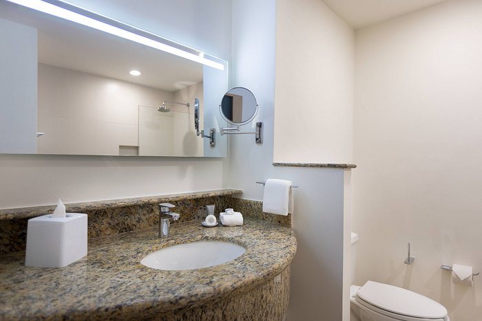 Courtyard by Marriott Cancun Airport — Bathroom