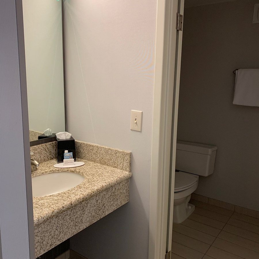 Courtyard by Marriott Cape Cod Hyannis — Bathroom