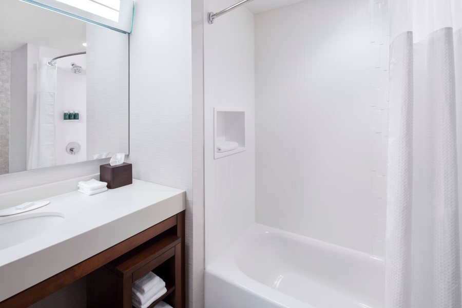 Courtyard by Marriott Cape Girardeau Downtown — Bathroom