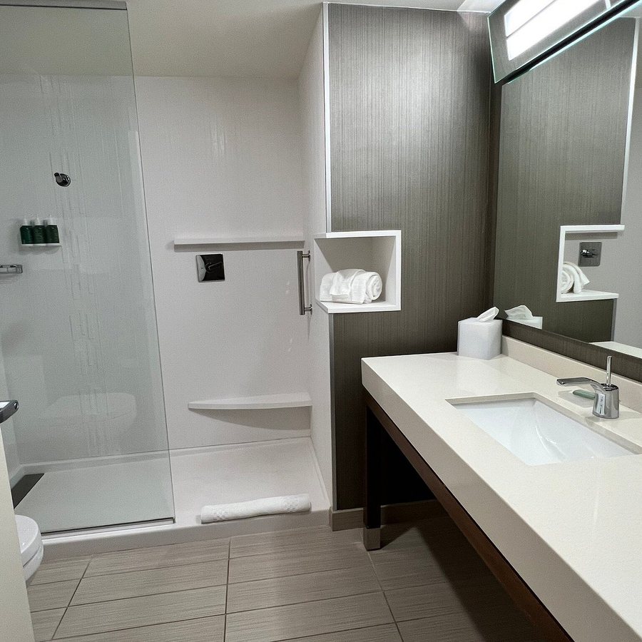 Courtyard By Marriott Cartersville — Bathroom