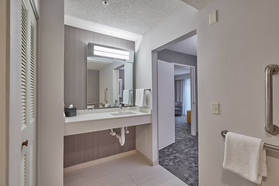 Courtyard by Marriott Chapel Hill — Bathroom