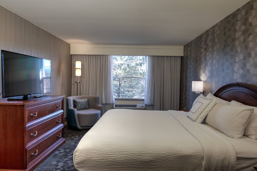 Courtyard by Marriott Chapel Hill — Guest room