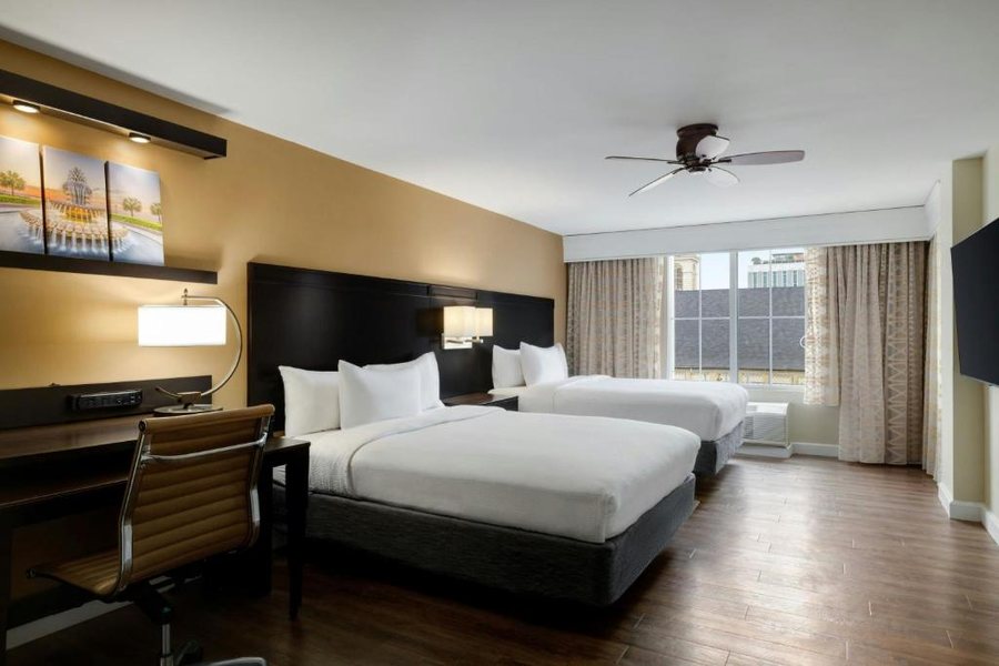 Courtyard by Marriott Charleston Historic District — Guest room