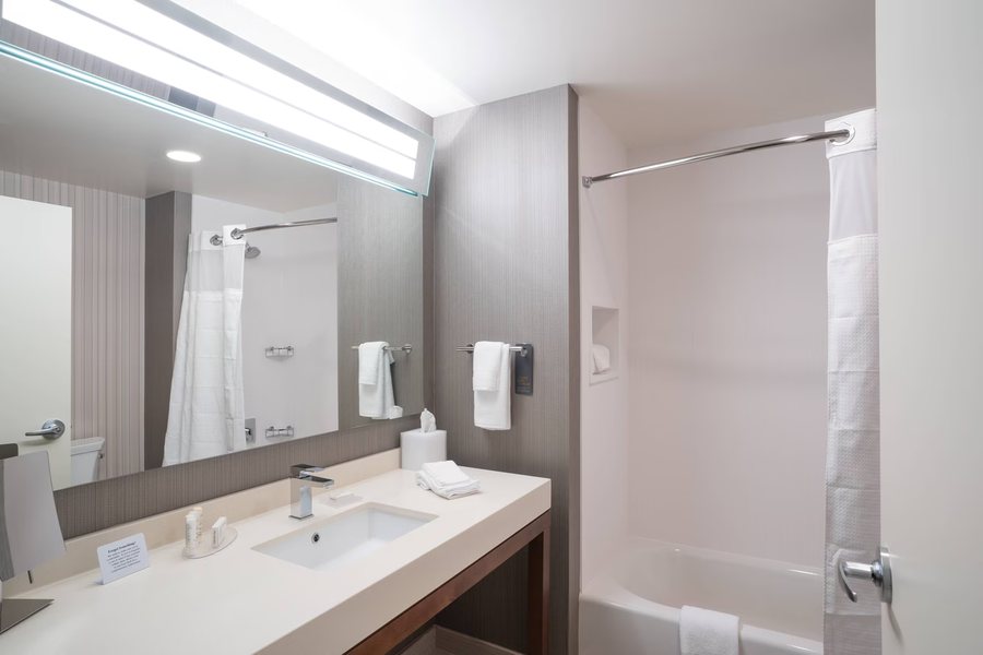 Courtyard by Marriott Charleston Waterfront — Bathroom
