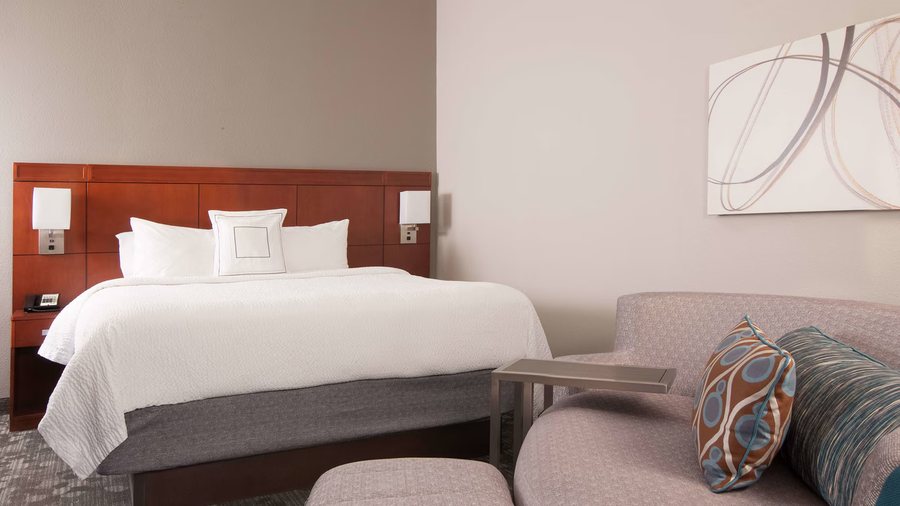 Courtyard by Marriott Charleston Waterfront — Guest room