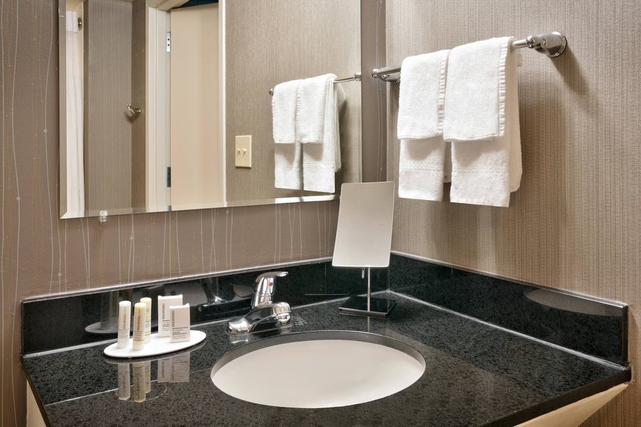 Courtyard by Marriott Charlotte Airport LoSo — Bathroom