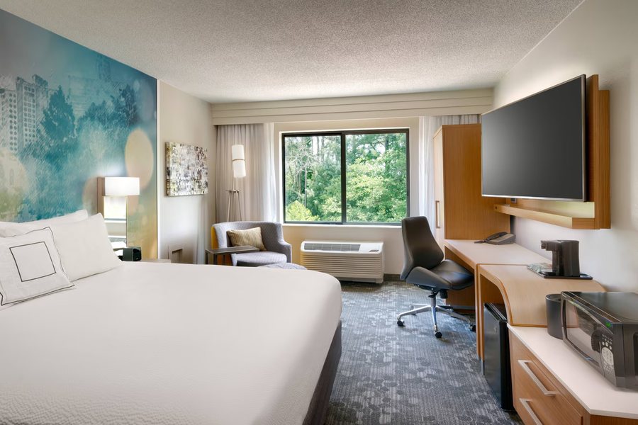 Courtyard by Marriott Charlotte Airport LoSo — Guest room