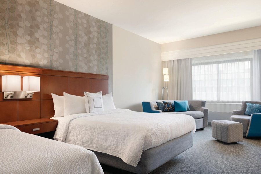 Courtyard by Marriott Charlotte Airport North — Guest room
