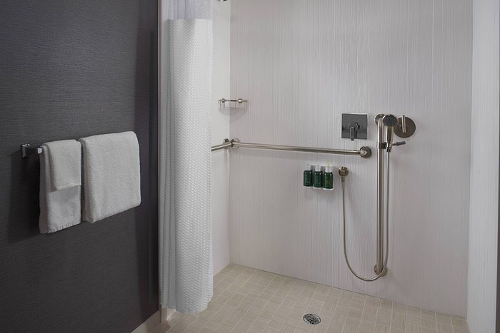 Courtyard by Marriott Charlotte Arrowood — Bathroom