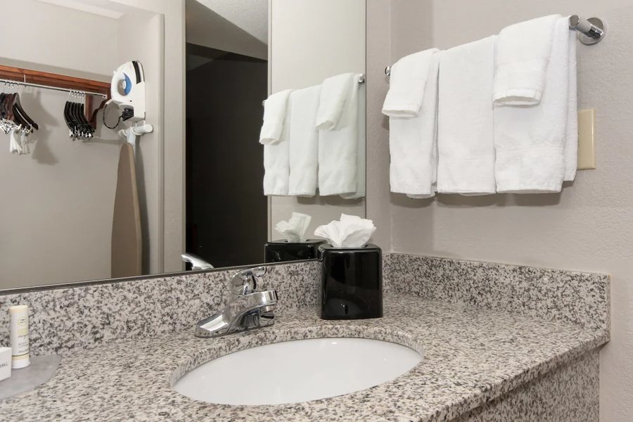 Courtyard by Marriott Charlotte Lake Norman — Bathroom