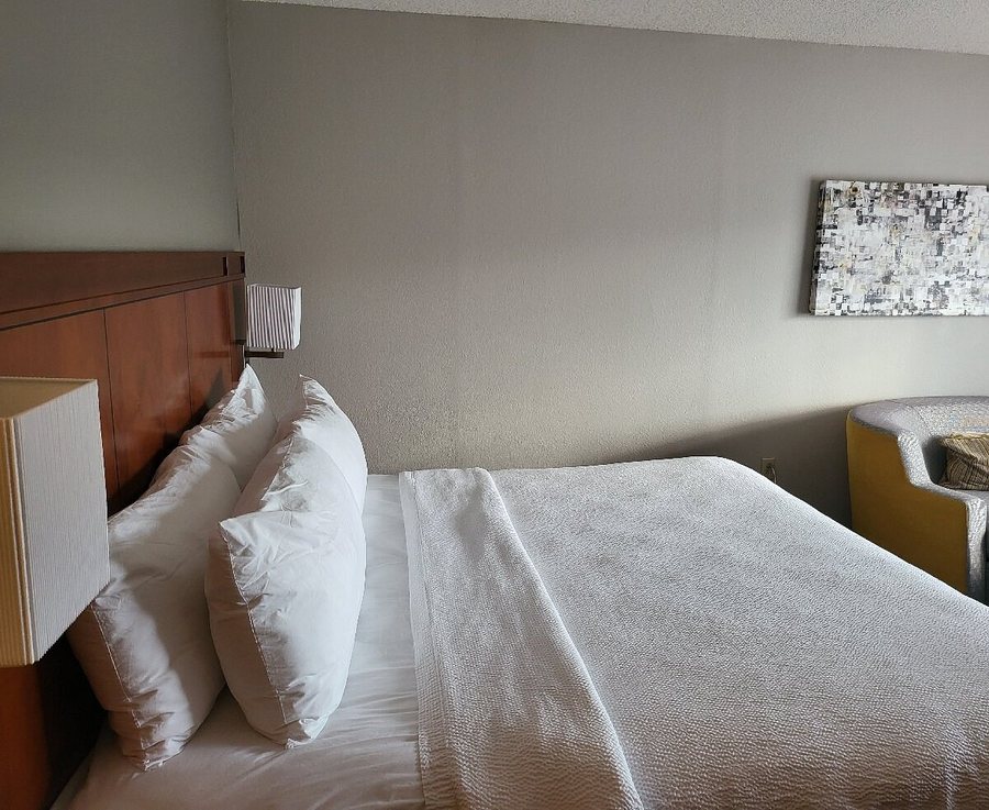 Courtyard by Marriott Charlotte Lake Norman — Guest room