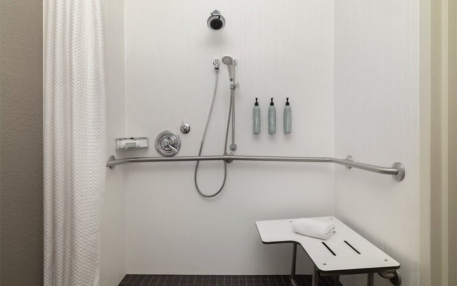 Courtyard by Marriott Charlotte Matthews — Bathroom
