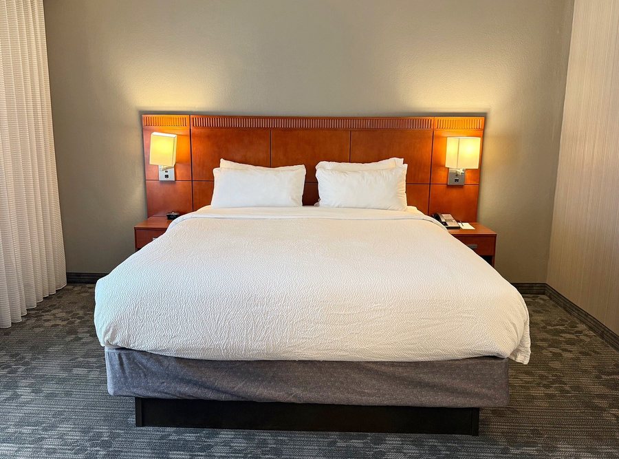 Courtyard by Marriott Charlotte SouthPark — Guest room