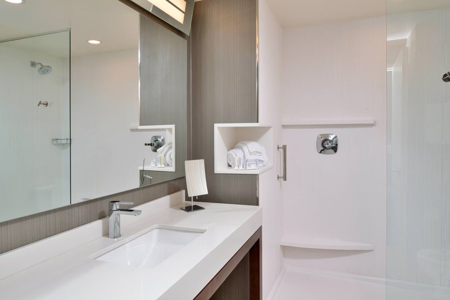 Courtyard by Marriott Charlotte Steele Creek — Bathroom