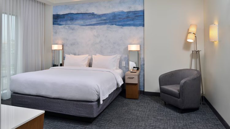 Courtyard by Marriott Charlotte Steele Creek — Guest room