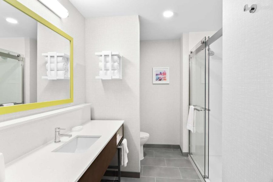 Courtyard by Marriott Chicago at Medical District UIC Chicago Illinois — Bathroom