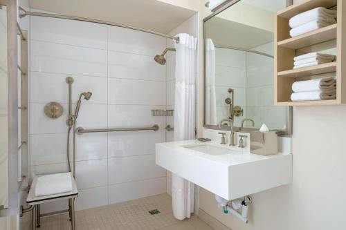 Courtyard by Marriott Chicago Downtown Magnificent Mile — Bathroom