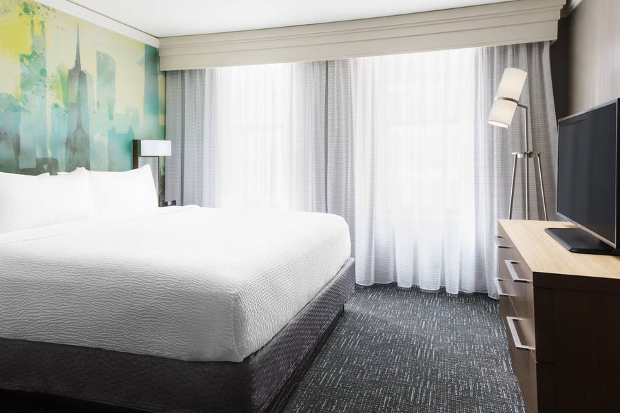 Courtyard by Marriott Chicago Downtown Magnificent Mile — Guest room