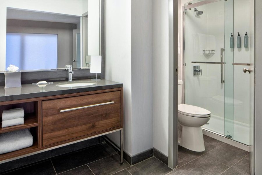Courtyard by Marriott Chicago Downtown River North Chicago Illinois — Bathroom