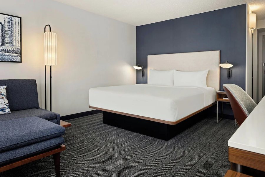 Courtyard by Marriott Chicago Downtown River North Chicago Illinois — Guest room