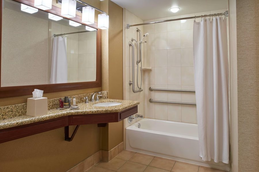 Courtyard by Marriott Chicago Midway Airport — Bathroom