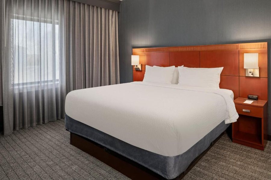 Courtyard by Marriott Chicago Waukegan Gurnee — Guest room