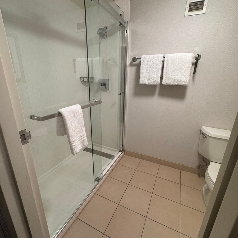 Courtyard by Marriott Cincinnati Blue Ash — Bathroom