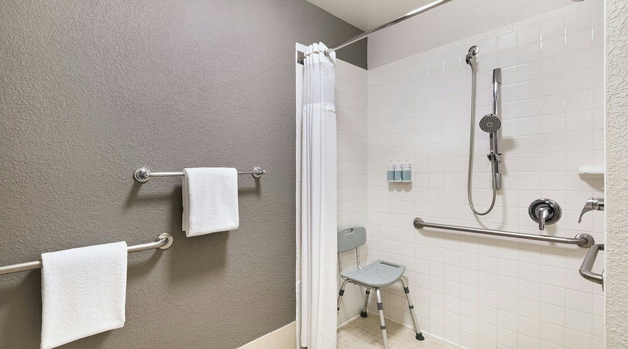Courtyard by Marriott Cincinnati Covington — Bathroom