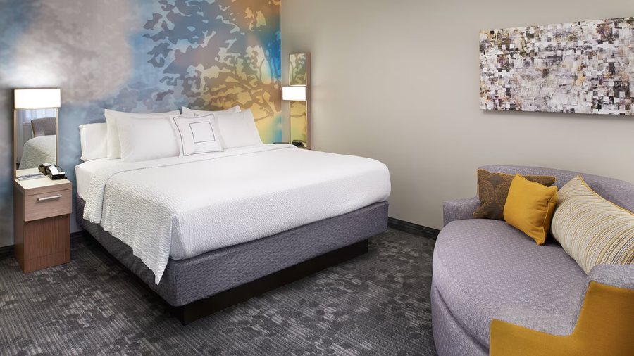 Courtyard by Marriott Cincinnati Covington — Guest room