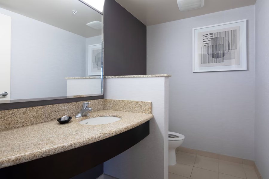 Courtyard by Marriott Cincinnati Midtown Rookwood — Bathroom