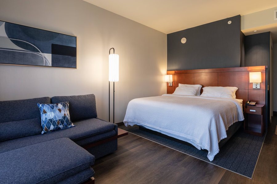 Courtyard by Marriott Cincinnati Midtown Rookwood — Guest room
