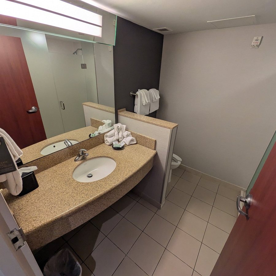 Courtyard by Marriott Cincinnati North at Union Centre — Bathroom