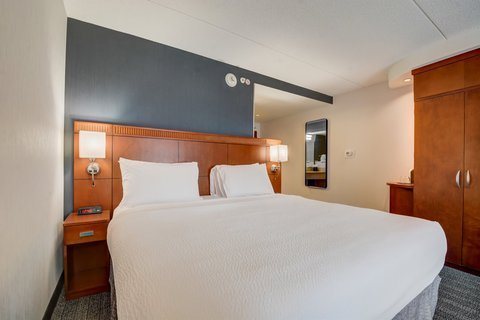Courtyard by Marriott Cincinnati North at Union Centre — Guest room