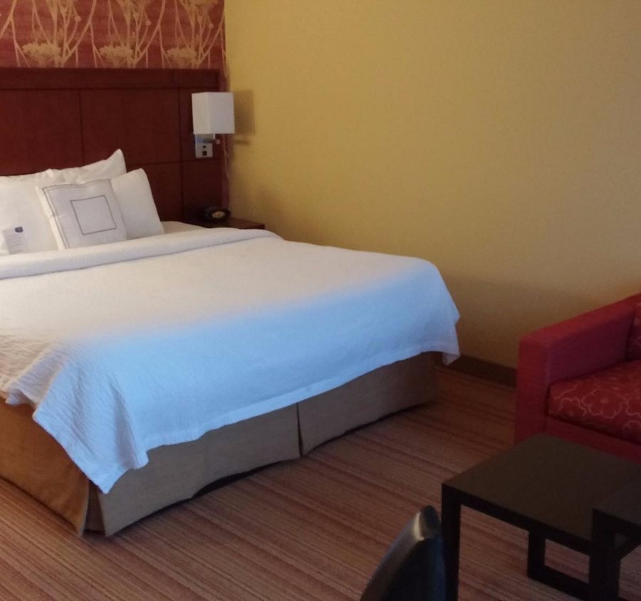 Courtyard by Marriott Clemson — Guest room