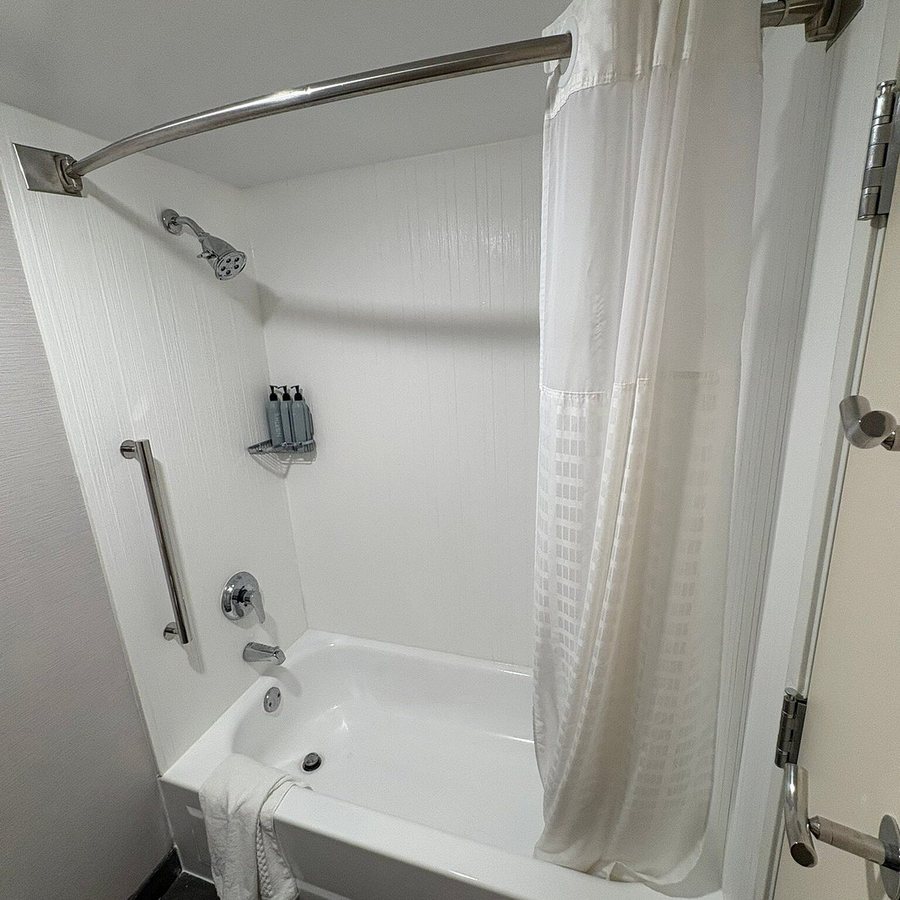 Courtyard by Marriott Cleveland Beachwood — Bathroom
