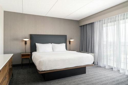 Courtyard by Marriott Cleveland Beachwood — Guest room