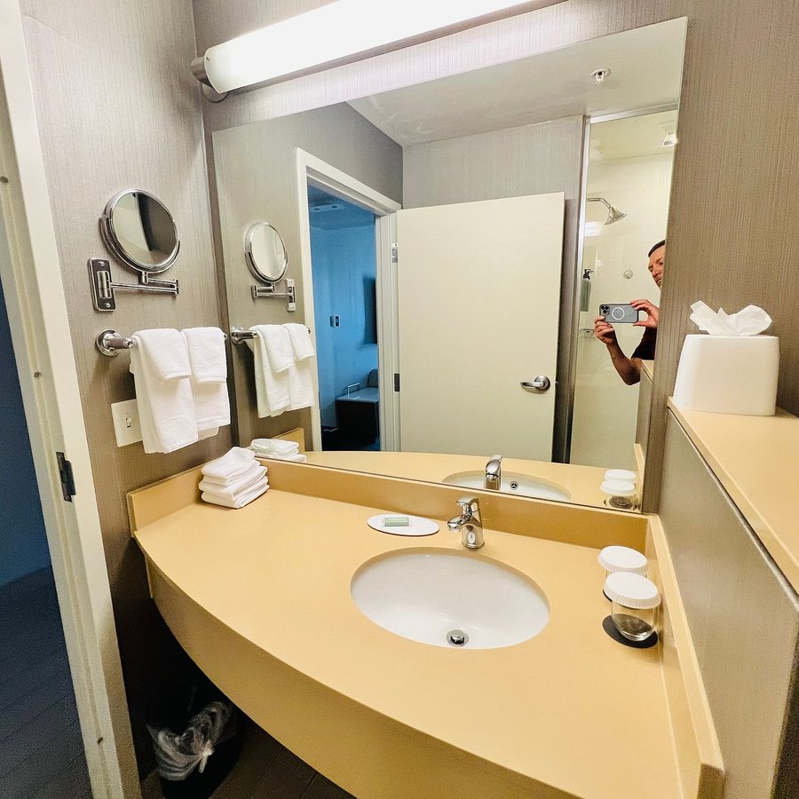 Courtyard by Marriott Columbus Grove City — Bathroom