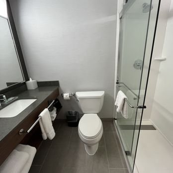 Courtyard By Marriott Culver City Los Angeles — Bathroom