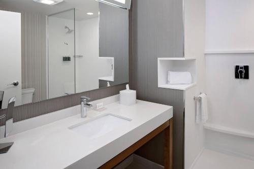 Courtyard by Marriott Dallas Addison Midway — Bathroom